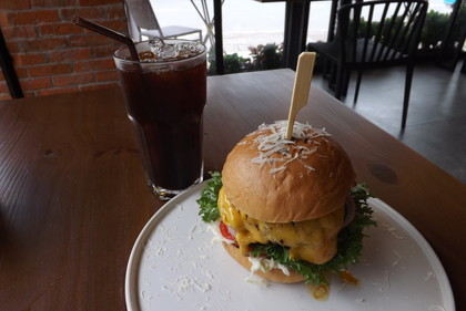 ビーフ・ハンバーガーとアイス・アメリカーノ